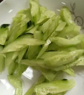 Make cucumber fried eggs step 2
