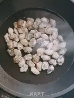 Make Scrambled clams step 0