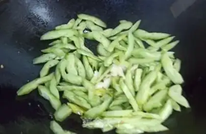 Make cucumber fried eggs step 6