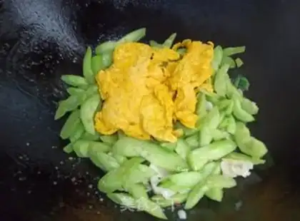 Make cucumber fried eggs step 7