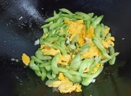 Make cucumber fried eggs step 8