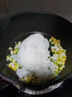 Make Corn and garlic fried rice step 3