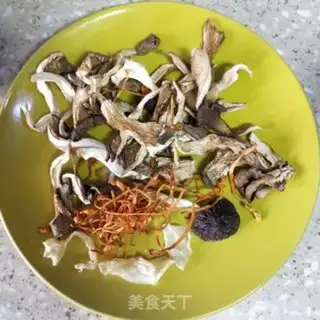 Make Big bone mushroom noodles step 1