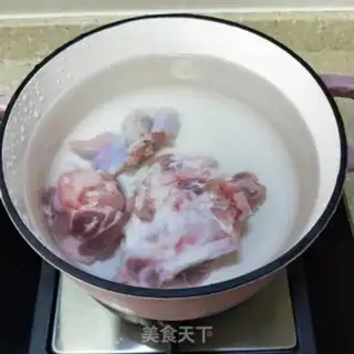 Make Big bone mushroom noodles step 2