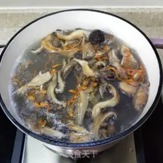 Make Big bone mushroom noodles step 4