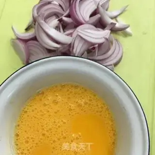 Make Onion fried eggs step 1