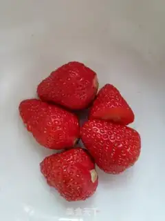 Make Strawberry Banana shake step 1