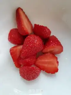 Make Strawberry Banana shake step 2