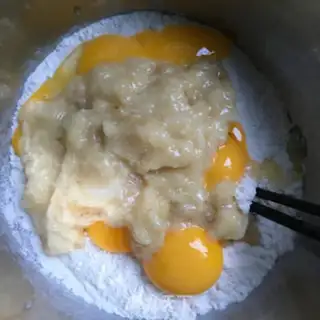 Make Strawberry butter banana cake step 4