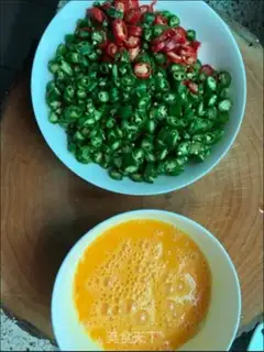 Make Chili fried eggs step 0