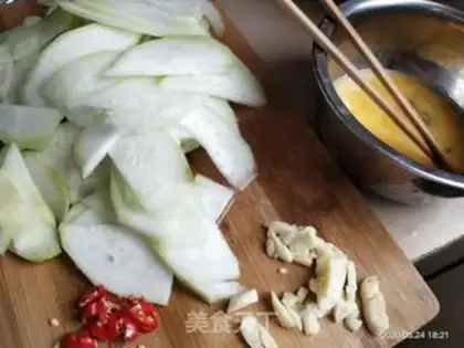 Make Pumpkin fried eggs step 1