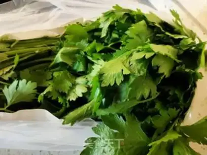 Make Sesame sauce with celery leaves step 0
