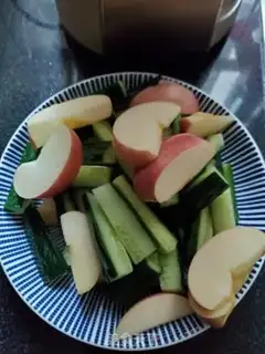 Make cucumber apple juice step 1