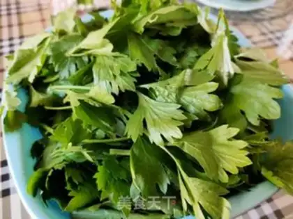 Make Sesame sauce with celery leaves step 1