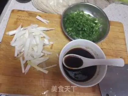 Make Onion noodles step 0