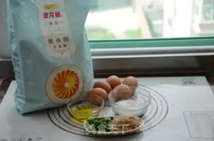 Make Onion pine cake step 0