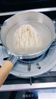 Make Lazy hands on the noodles step 0