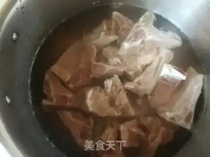 Make Carrot toaded pig neckbone step 1
