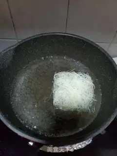 Make Squeeze eggs, Tommy step 1