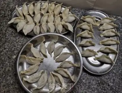 Make Garlic pork dumplings step 8