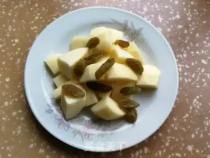 Make raisin apple yogurt step 2