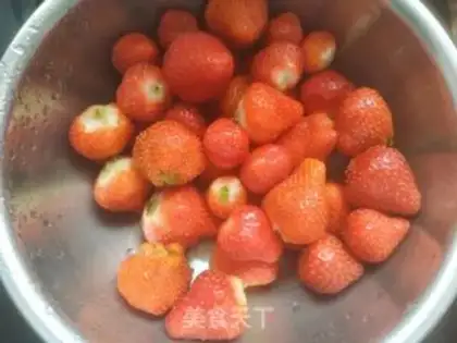 Make Homemade strawberry sauce step 0