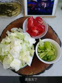 Make The tomatoes are fried with cabbage step 1