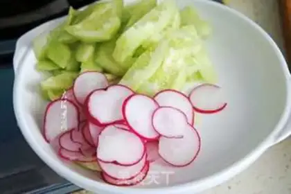 Make cucumber fried eggs step 1