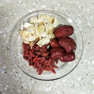 Make Western sorghum pigeon soup step 1