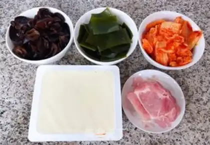 Make Hot cabbage tofu seaweed soup step 0
