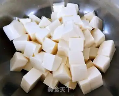 Make Hot cabbage tofu seaweed soup step 1