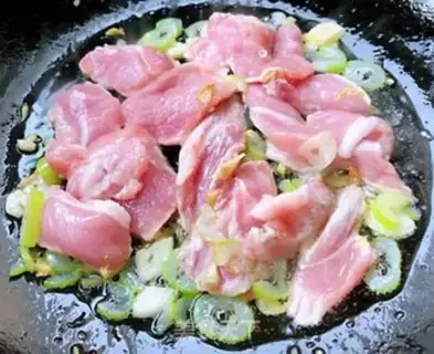 Make Hot cabbage tofu seaweed soup step 2