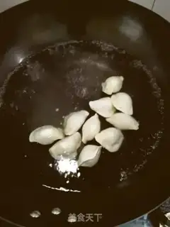 Make Shrimp boils dumplings step 1