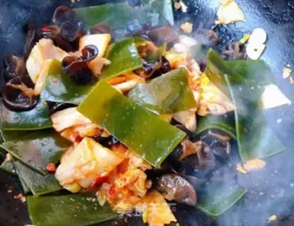 Make Hot cabbage tofu seaweed soup step 6