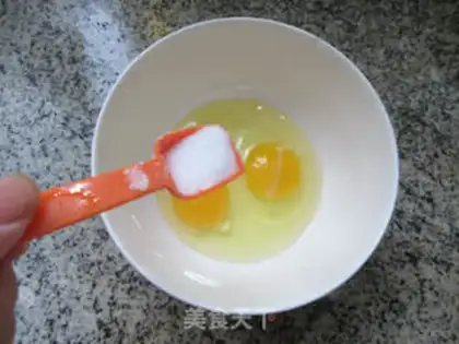 Make Carrot flowers, thick egg burns step 0