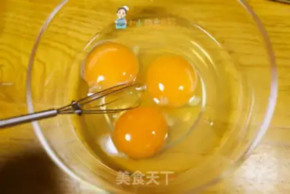 Make Carrot flowers, thick egg burns step 2