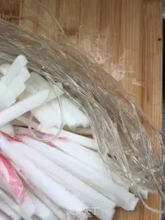 Make Puffed meat and radish step 1