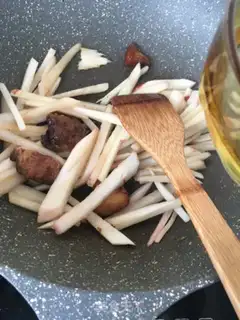 Make Puffed meat and radish step 4