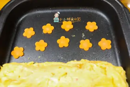 Make Carrot flowers, thick egg burns step 7