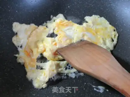 Make The saline-legged duck egg fried green beans step 3