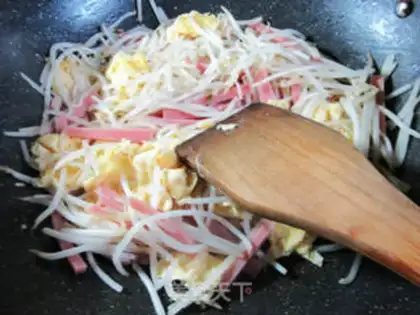 Make The saline-legged duck egg fried green beans step 4