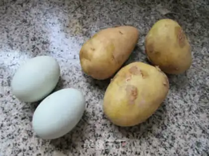 Make A duck egg with fried potatoes step 0
