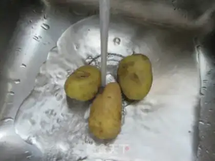 Make A duck egg with fried potatoes step 2