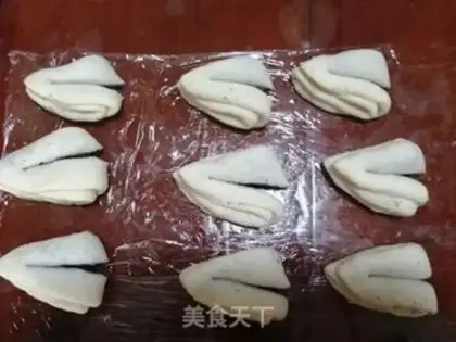 Make Black sesame heart rolls step 9