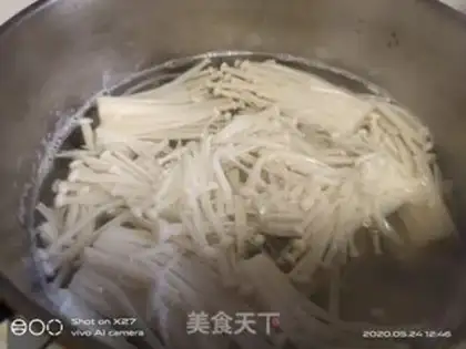 Make Frozen needle mushrooms step 1