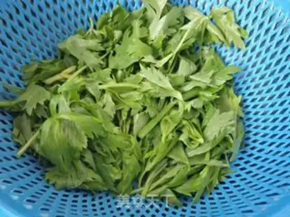 Make Garlic celery leaves step 1