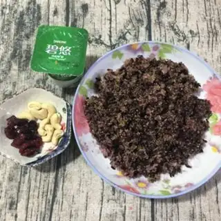 Make A quinoa nut yogurt salad step 1