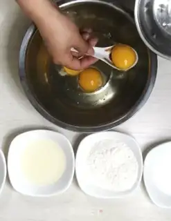 Make Ice cream rolls step 1