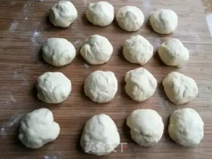 Make Bean pineapple bun step 4