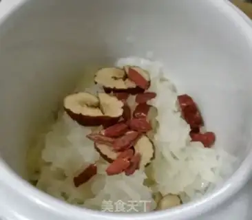 Make A silver spoon with red dates step 1
